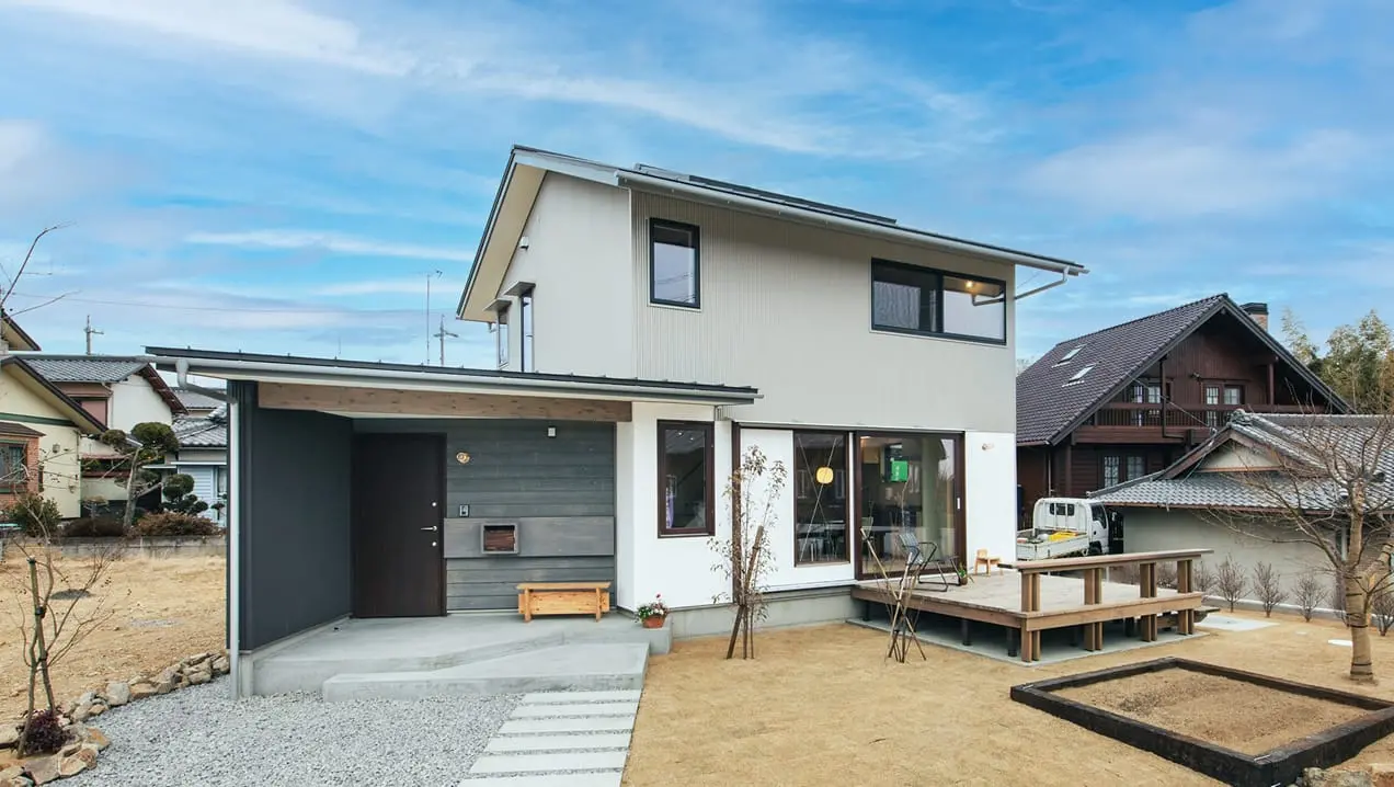 現代的でシンプルな外観の二階建て住宅