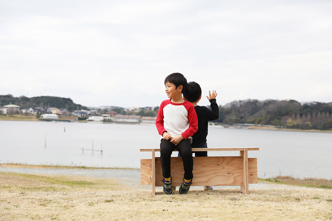 気軽にもちはこべる、aisuの組み立てベンチ